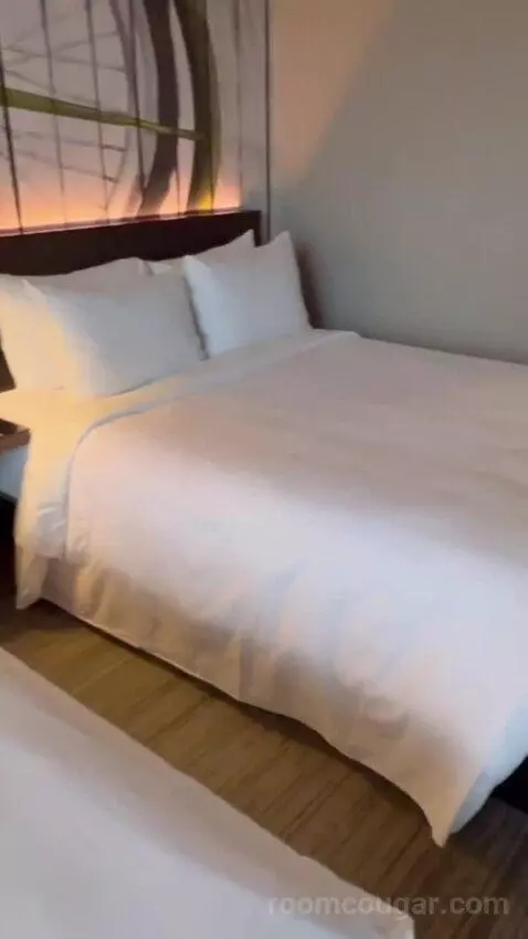 Guest Room with Two Queen Beds and City View picture #11