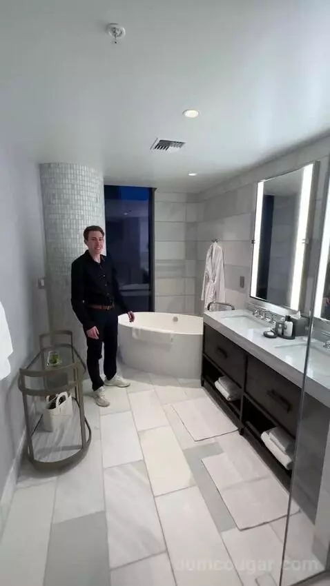 Grand Deluxe King Room (#1322) bathroom picture #4