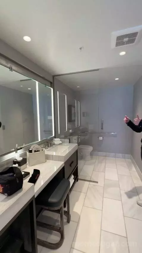 Executive Suite, 1 Bedroom Suite, 1 King California, Corner Room (#1123) bathroom picture #7