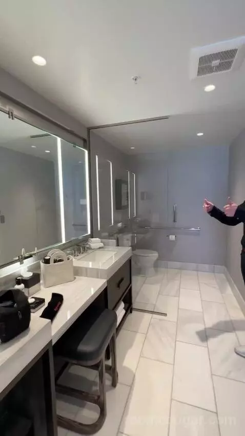 Executive Suite, 1 Bedroom Suite, 1 King California, Corner Room (#1123) bathroom picture #8