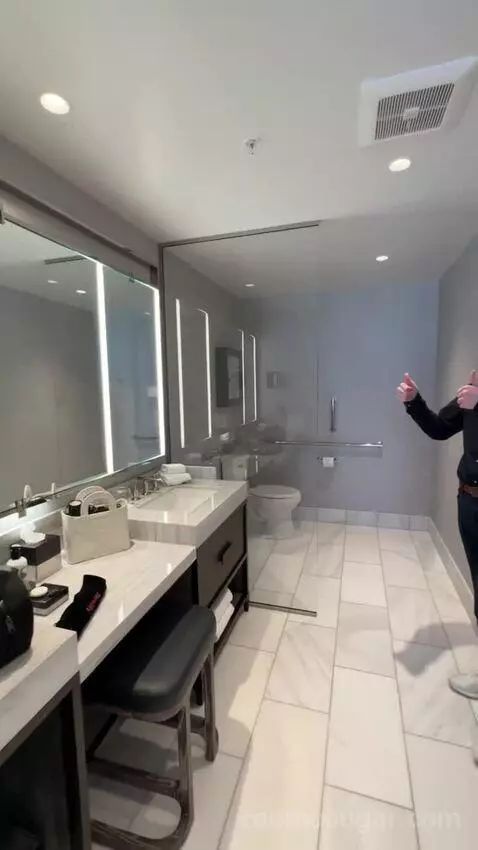 Executive Suite, 1 Bedroom Suite, 1 King California, Corner Room (#1123) bathroom picture #9