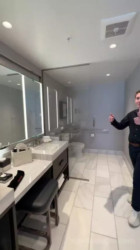 Executive Suite, 1 Bedroom Suite, 1 King California, Corner Room (#1123) bathroom picture #10