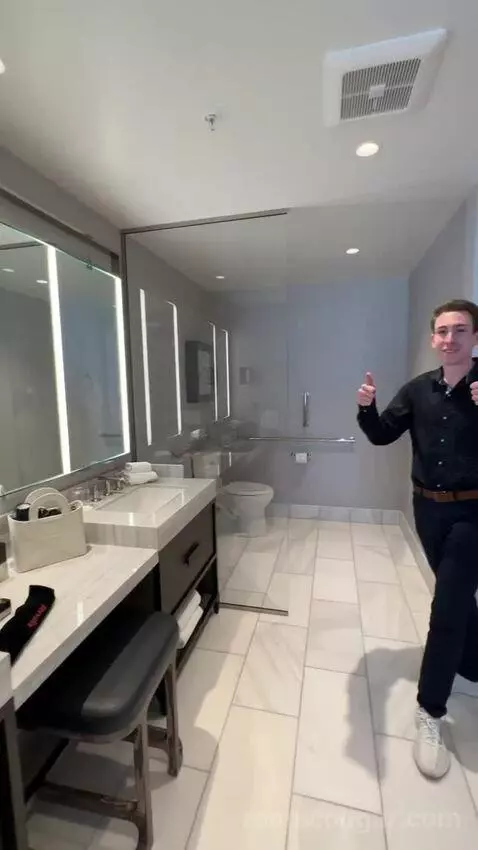 Executive Suite, 1 Bedroom Suite, 1 King California, Corner Room (#1123) bathroom picture #11