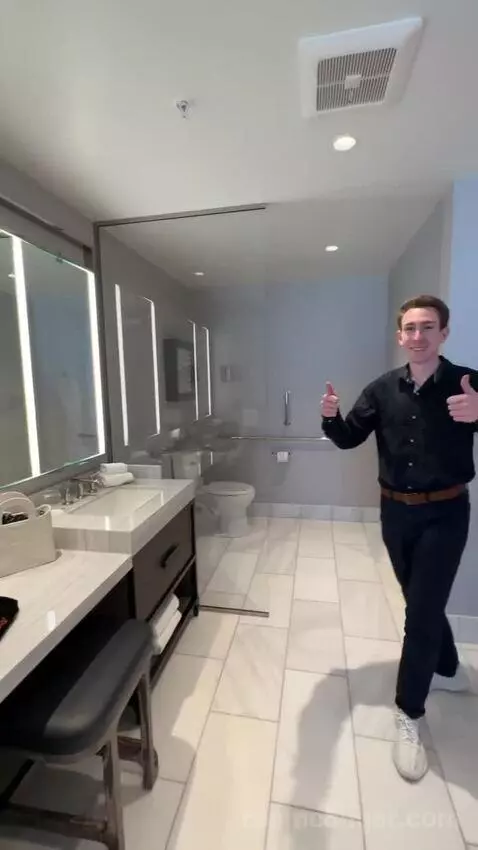 Executive Suite, 1 Bedroom Suite, 1 King California, Corner Room (#1123) bathroom picture #12