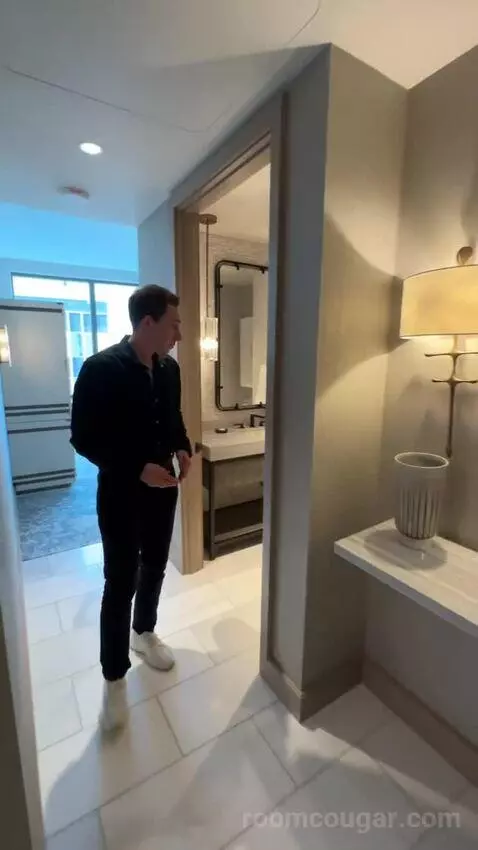 Executive Suite, 1 Bedroom Suite, 1 King California, Corner Room (#1123) bathroom picture #1