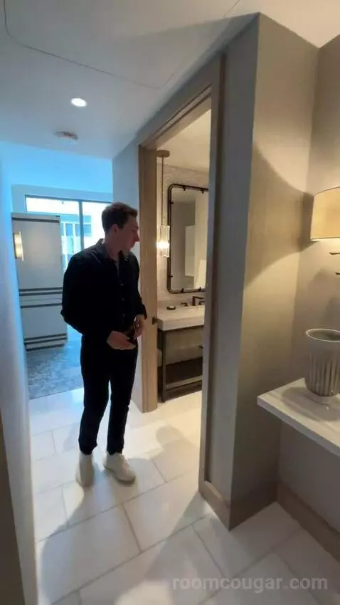 Executive Suite, 1 Bedroom Suite, 1 King California, Corner Room (#1123) bathroom picture #2