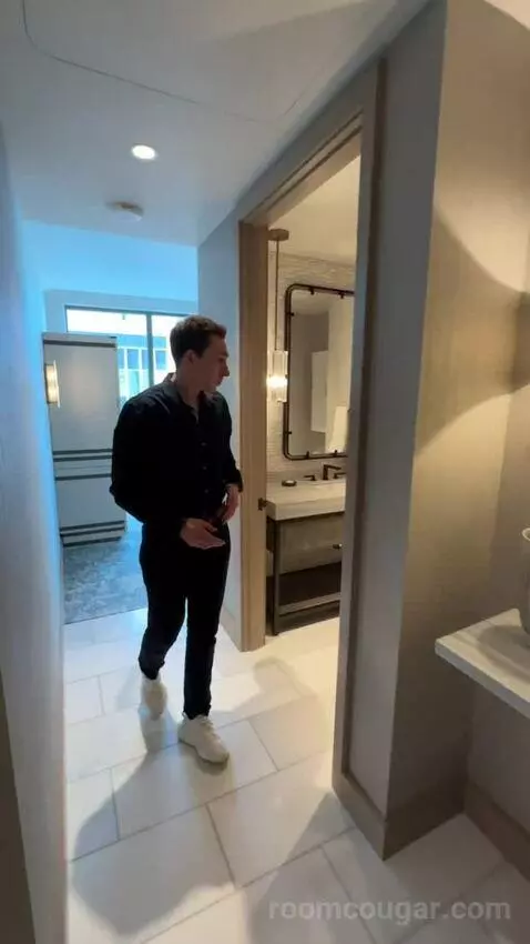 Executive Suite, 1 Bedroom Suite, 1 King California, Corner Room (#1123) bathroom picture #3