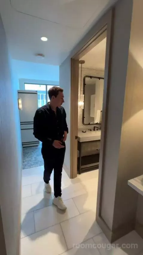 Executive Suite, 1 Bedroom Suite, 1 King California, Corner Room (#1123) bathroom picture #4