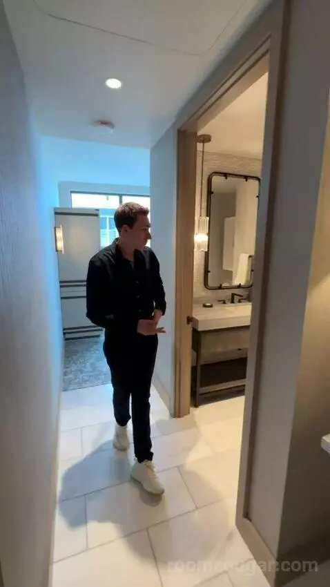 Executive Suite, 1 Bedroom Suite, 1 King California, Corner Room (#1123) bathroom picture #5