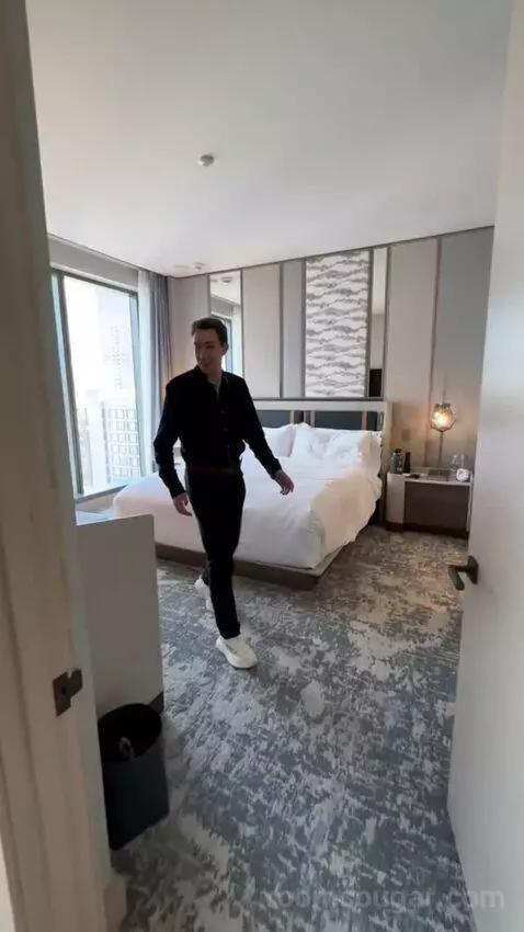 Executive Suite, 1 Bedroom Suite, 1 King California, Corner Room (#1123) bed picture #5