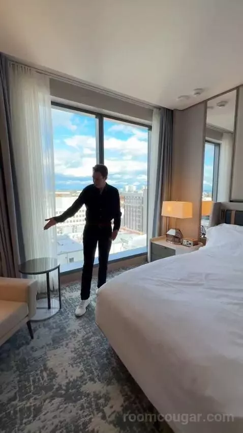 Executive Suite, 1 Bedroom Suite, 1 King California, Corner Room (#1123) bed picture #9
