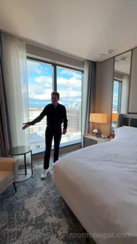 Executive Suite, 1 Bedroom Suite, 1 King California, Corner Room (#1123) bed picture #10