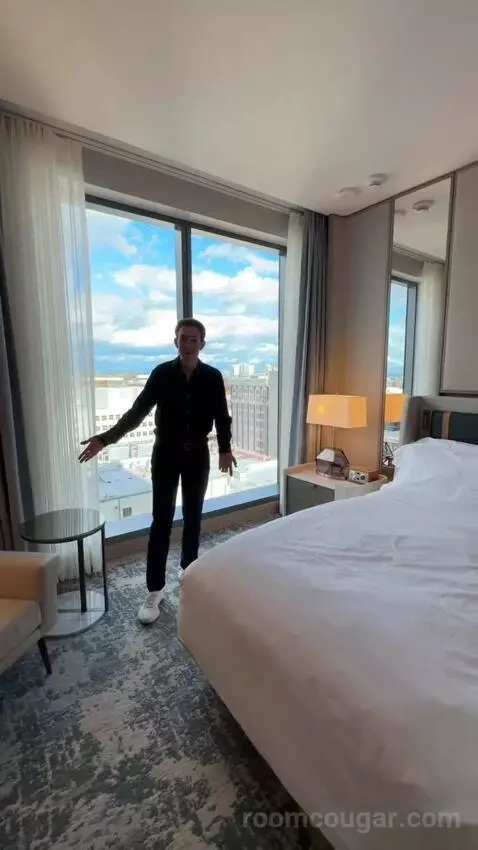 Executive Suite, 1 Bedroom Suite, 1 King California, Corner Room (#1123) bed picture #11