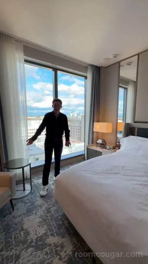 Executive Suite, 1 Bedroom Suite, 1 King California, Corner Room (#1123) bed picture #12