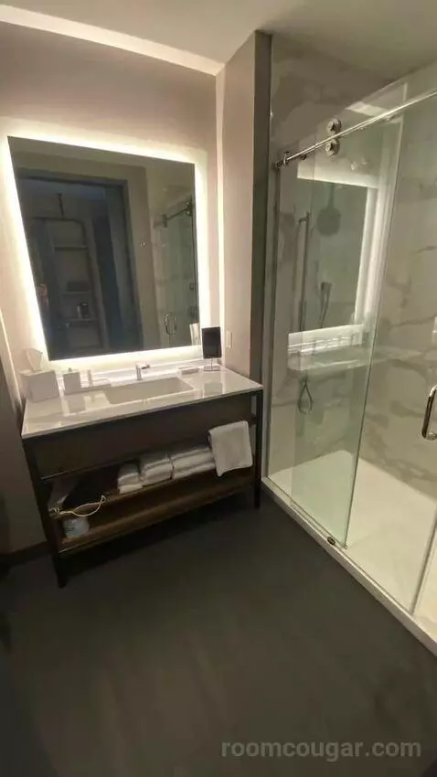 Guest Room with M Club Lounge Access, 2 Queen, City View (#1434) bathroom picture #10