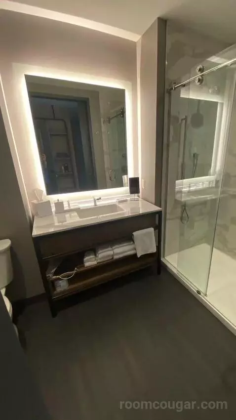 Guest Room with M Club Lounge Access, 2 Queen, City View (#1434) bathroom picture #11