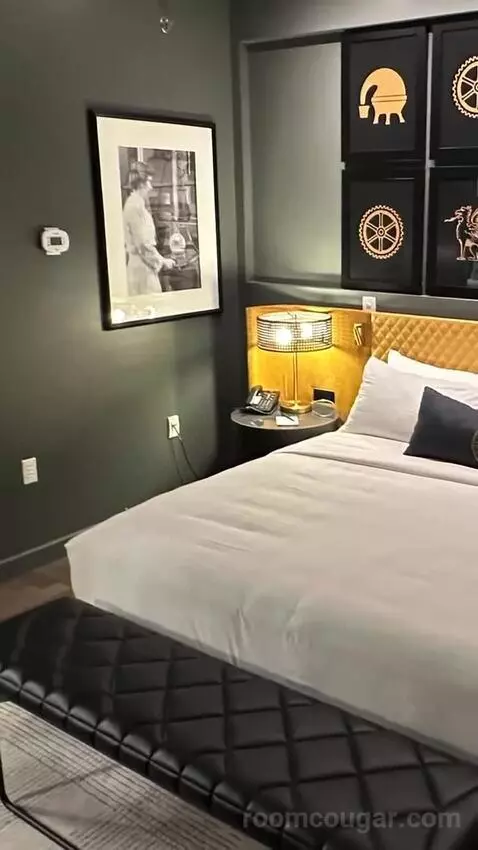 Bay Suite, 1 Bedroom Suite, 1 King, Sofa Bed (#328) bed picture #9
