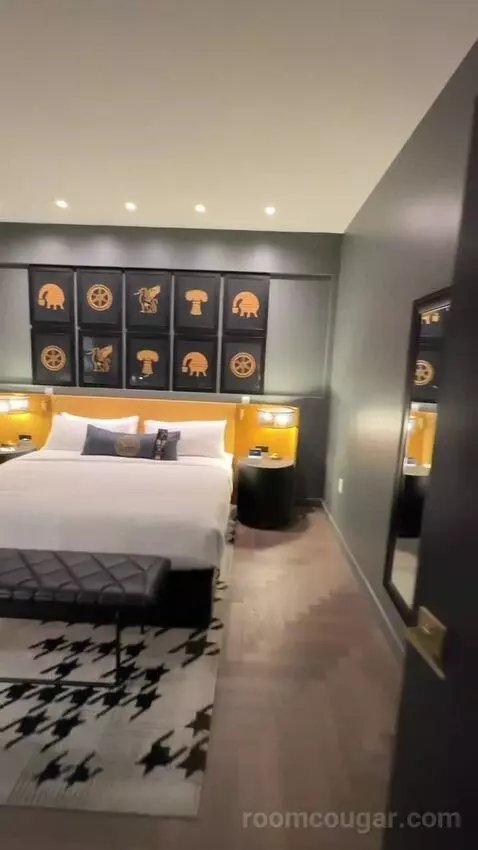 Bay Suite, 1 Bedroom Suite, 1 King, Sofa Bed (#328) bed picture #1