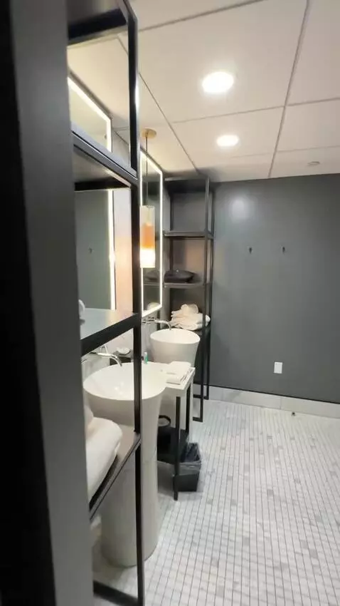 Bay Suite, 1 Bedroom Suite, 1 King, Sofa Bed (#328) bathroom picture #4