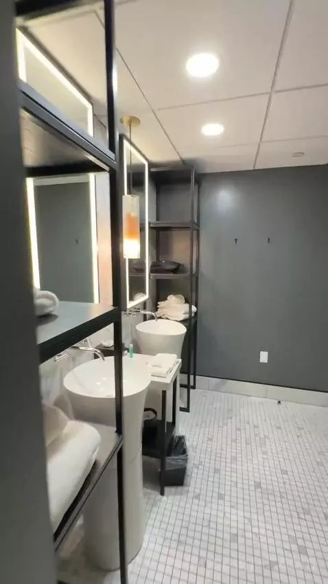 Bay Suite, 1 Bedroom Suite, 1 King, Sofa Bed (#328) bathroom picture #5