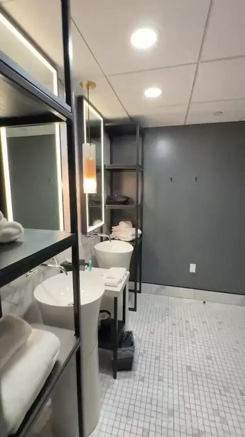 Bay Suite, 1 Bedroom Suite, 1 King, Sofa Bed (#328) bathroom picture #6