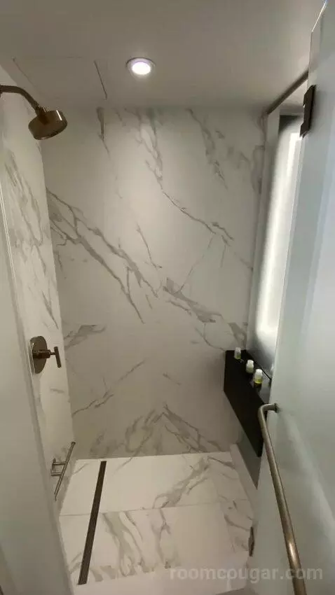 Superior Double Queen bathroom picture #10