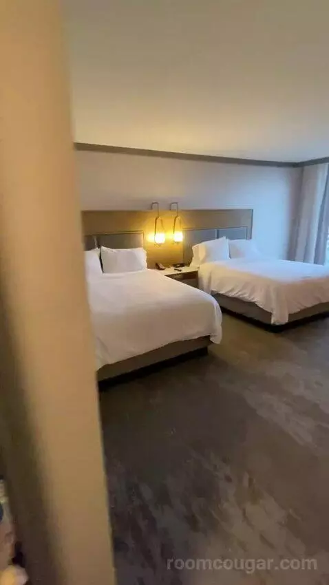 2 Queen Beds, Junior Suite (#1128) bed picture #3