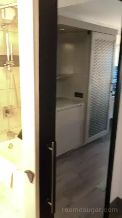 Larger Guest Room, 2 Queen, City View, Corner Room bathroom picture #2