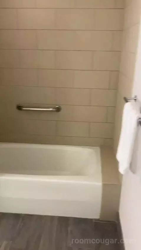Deluxe Guest Room, 2 Double, High Floor bathroom picture #5