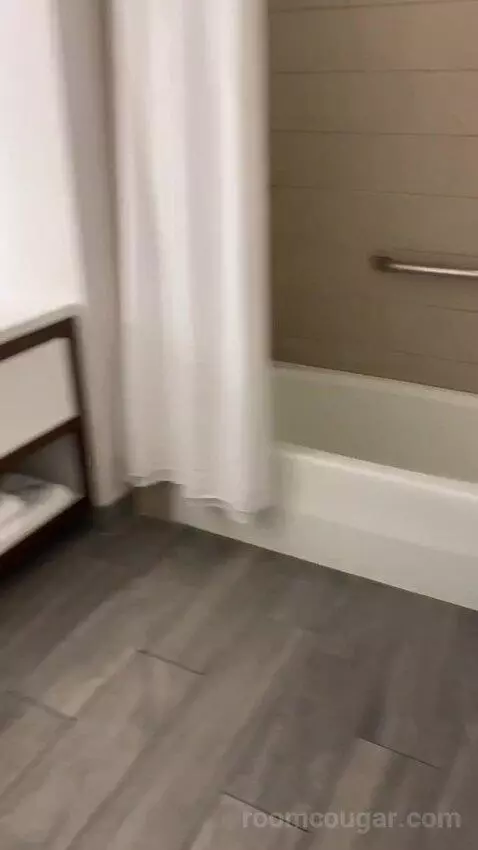 Deluxe Guest Room, 2 Double, High Floor bathroom picture #9