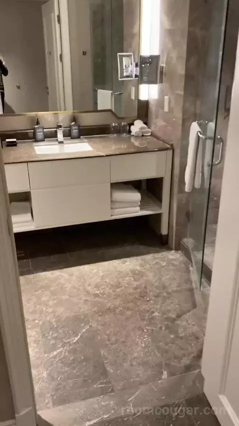 Club Lounge Access, Guest Room, 2 Queen, Top Floor bathroom picture #2