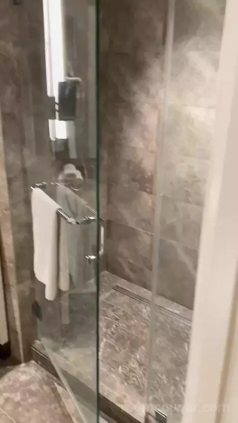 Club Lounge Access, Guest Room, 2 Queen, Top Floor bathroom picture #6