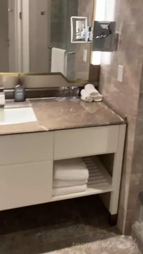 Club Lounge Access, Guest Room, 2 Queen, Top Floor bathroom picture #7