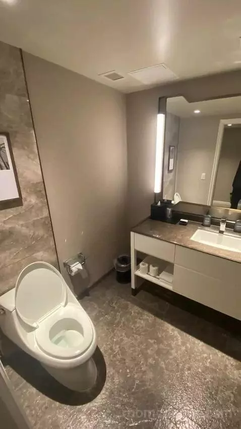 Club Lounge Access, Guest Room, 2 Queen, Top Floor bathroom picture #8