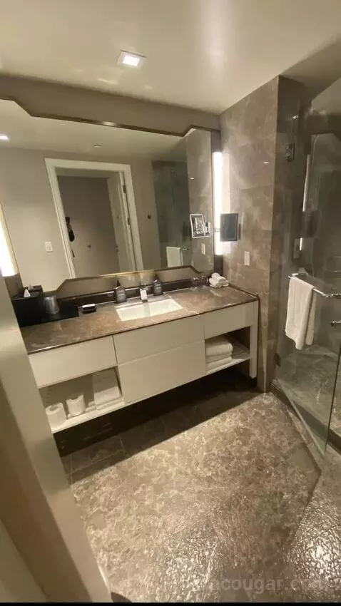 Club Lounge Access, Guest Room, 2 Queen, Top Floor bathroom picture #9