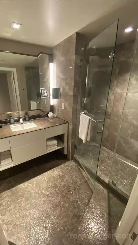 Club Lounge Access, Guest Room, 2 Queen, Top Floor bathroom picture #10