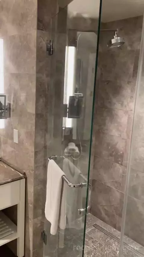 Club Lounge Access, Guest Room, 2 Queen, Top Floor bathroom picture #5