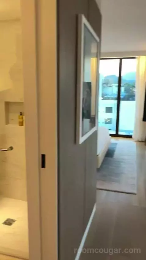 Suite | View Studio King bathroom picture #4