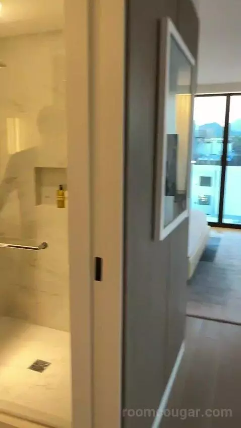 Suite | View Studio King bathroom picture #5