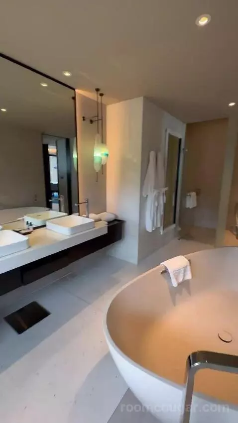 1 Bedroom Executive Ocean View Suite with Club Access (#135) bathroom picture #1