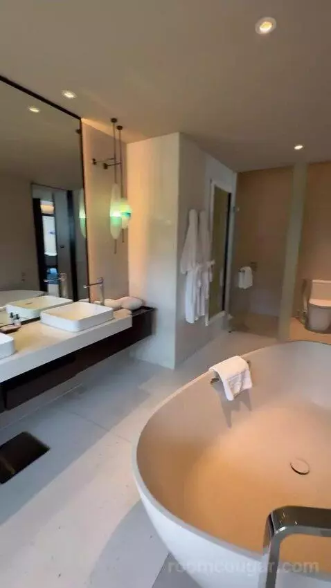 1 Bedroom Executive Ocean View Suite with Club Access (#135) bathroom picture #2