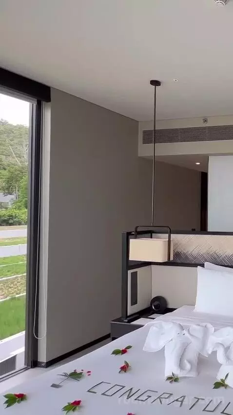 1 Bedroom Executive Ocean View Suite with Club Access (#135) bed picture #9