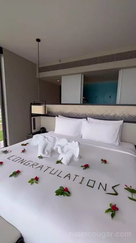 1 Bedroom Executive Ocean View Suite with Club Access (#135) bed picture #3
