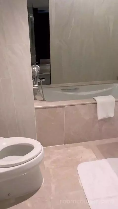 1 King Bed. Executive Lounge Access. Corner, Large 1-Bedroom Suite (#2123) bathroom picture #3