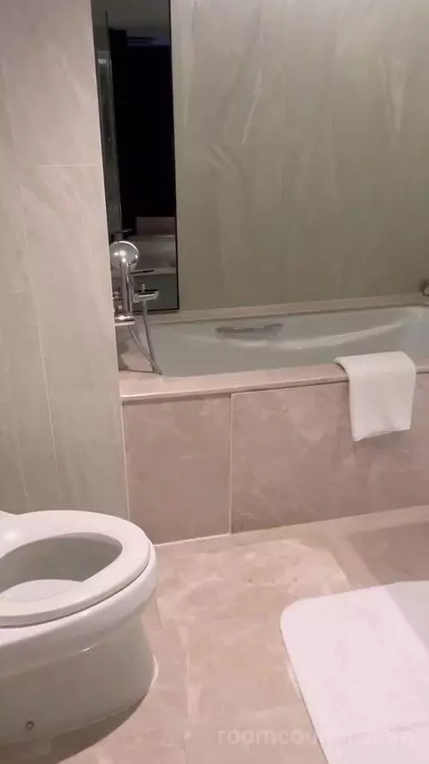 1 King Bed. Executive Lounge Access. Corner, Large 1-Bedroom Suite (#2123) bathroom picture #5