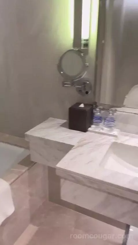 1 King Bed. Executive Lounge Access. Corner, Large 1-Bedroom Suite (#2123) bathroom picture #7