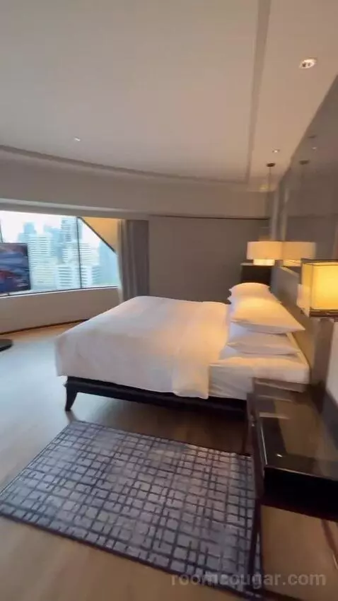 1 King Bed. Executive Lounge Access. Corner, Large 1-Bedroom Suite (#2123) bed picture #4