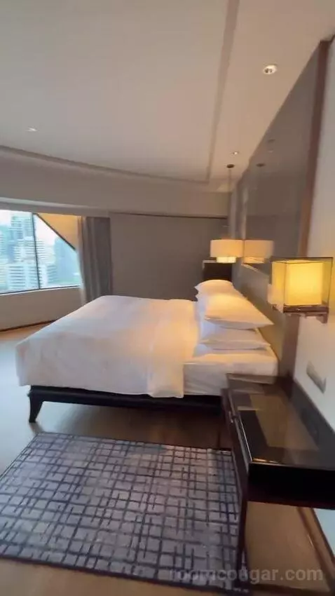 1 King Bed. Executive Lounge Access. Corner, Large 1-Bedroom Suite (#2123) bed picture #5