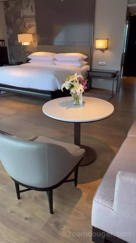 1 King Bed. Executive Lounge Access. Corner, Large 1-Bedroom Suite (#2123) bed picture #7