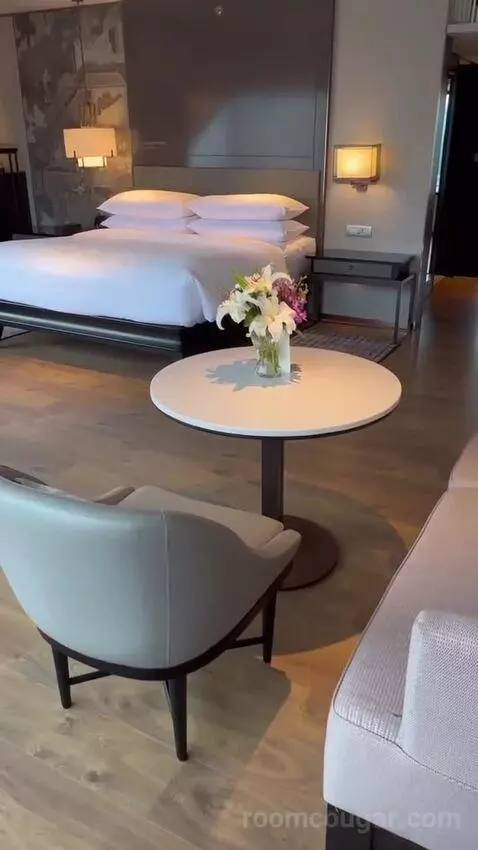 1 King Bed. Executive Lounge Access. Corner, Large 1-Bedroom Suite (#2123) bed picture #8
